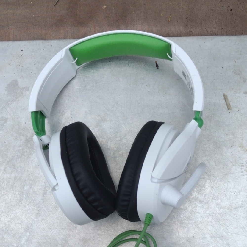 Turtle Beach White and Green Over-Ear Headphones nwot